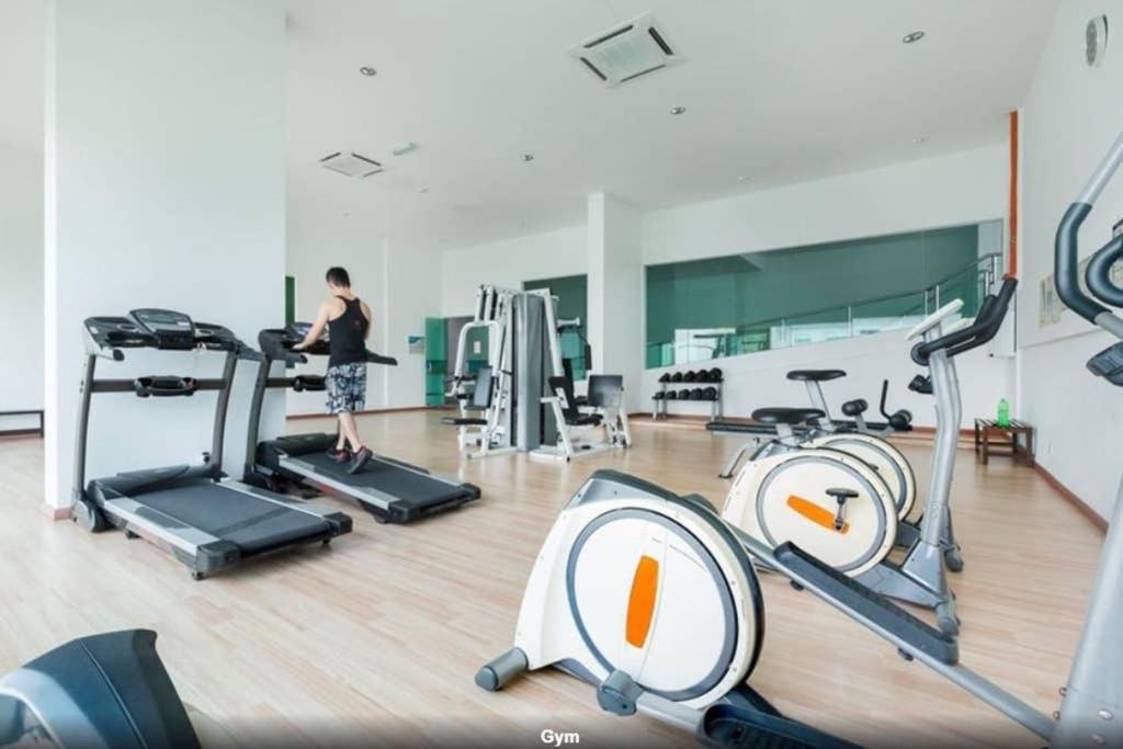 Baojuwu 1 Bedroom Akademik Suites Austin Heights ยะโฮร์บาห์รู ภายนอก รูปภาพ